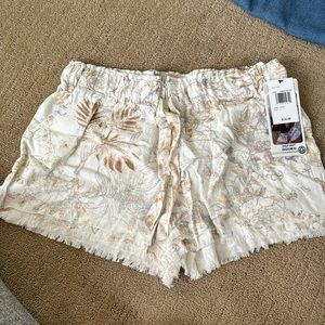 Rewash juniors shorts. Size L, NWT. Ivory with brown, yellow and blue print.
